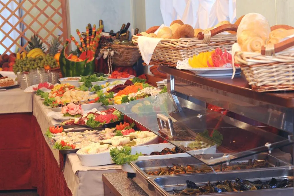 Ricco buffet con pesce, verdure, frutta e pane fresco