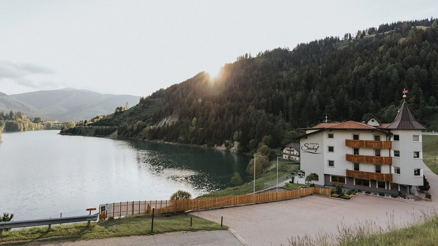 Hotel Seehof al tramonto sulle rive del lago circondato da colline boscose