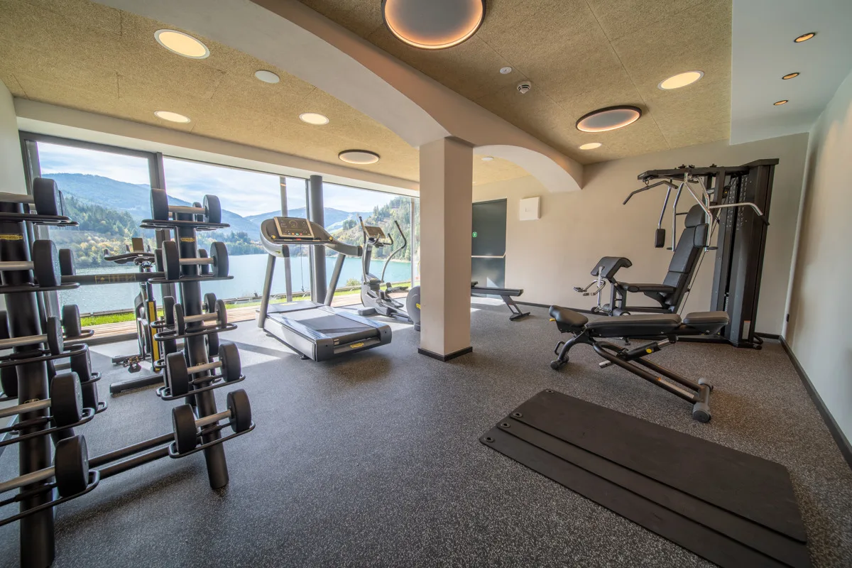 Palestra attrezzata con pesi e macchinari cardio con vista sul lago