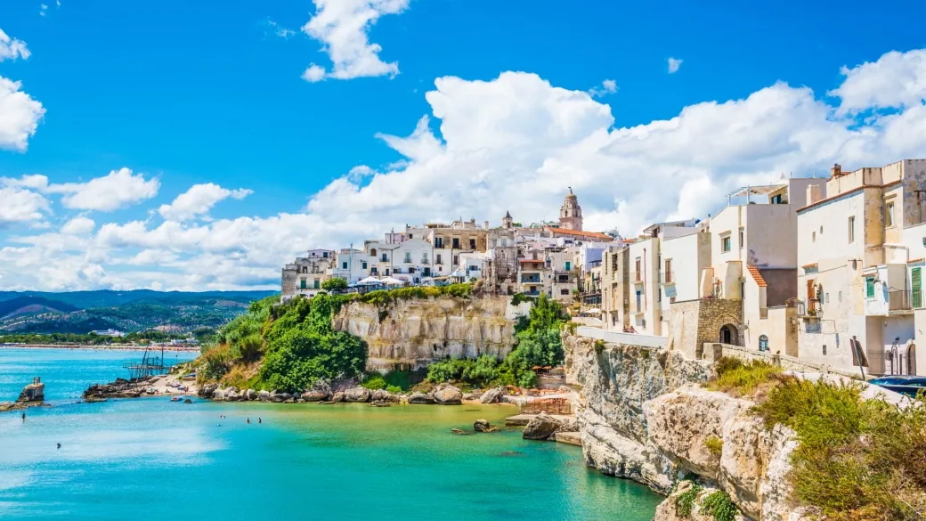 Veduta panoramica del borgo di Vieste sulla scogliera affacciato sul mare