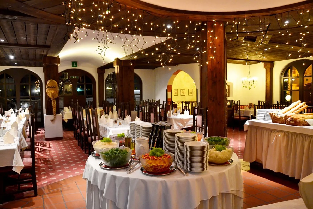 Sala ristorante con buffet di insalate e luci natalizie