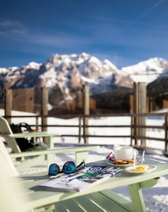 Colazione in terrazza con vista sulle Dolomiti innevate