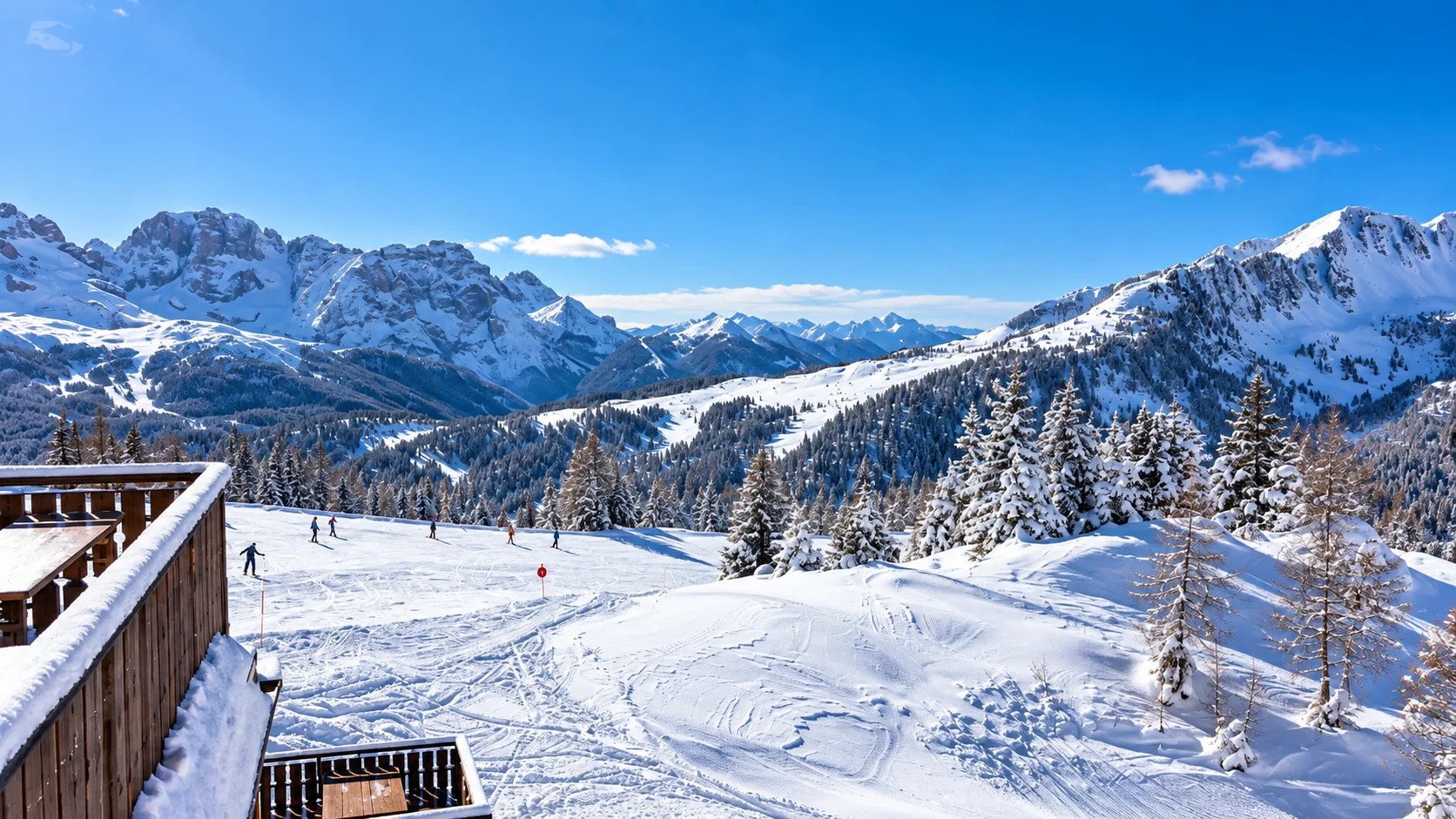 Vista panoramica delle Dolomiti innevate con sciatori sulle piste