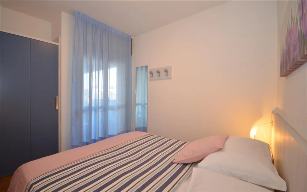 Camera da letto matrimoniale con armadio blu