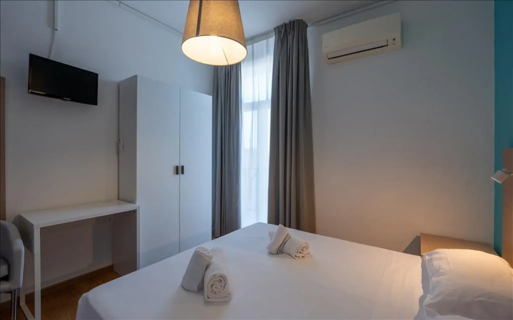 Camera con letto matrimoniale, TV a parete, armadio bianco e climatizzatore