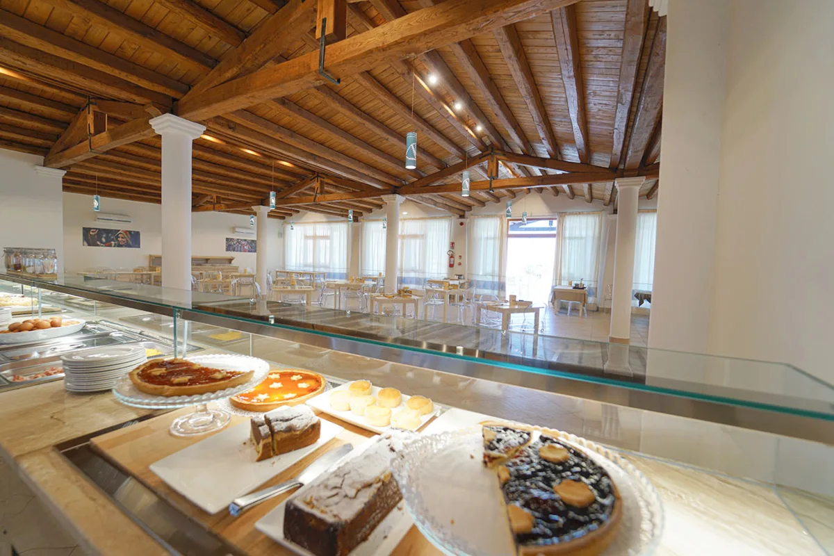 Buffet di dolci al ristorante con soffitto in legno a vista
