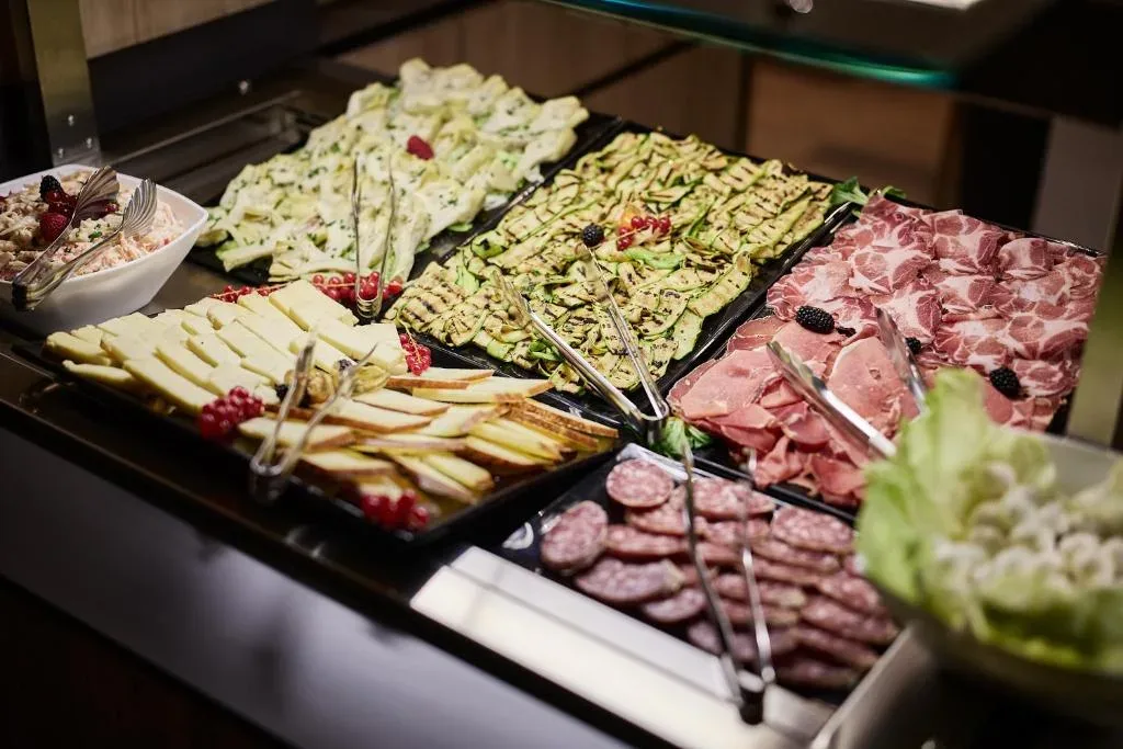 Buffet con affettati, formaggi e verdure grigliate