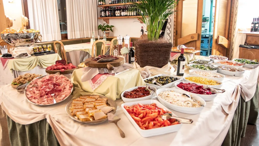 Buffet ricco di antipasti, salumi e verdure nel ristorante dell'hotel