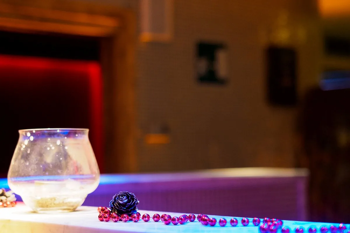 Dettaglio decorativo della spa con candela e collana di perline