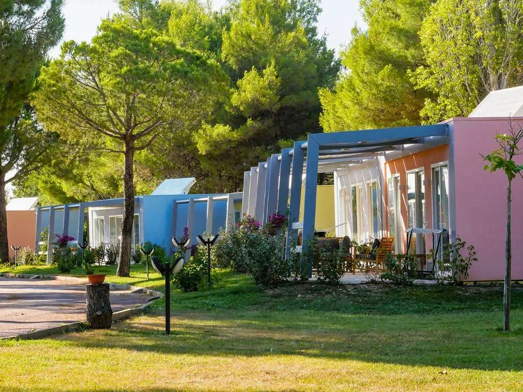 Bungalow colorati immersi nel verde tra i pini