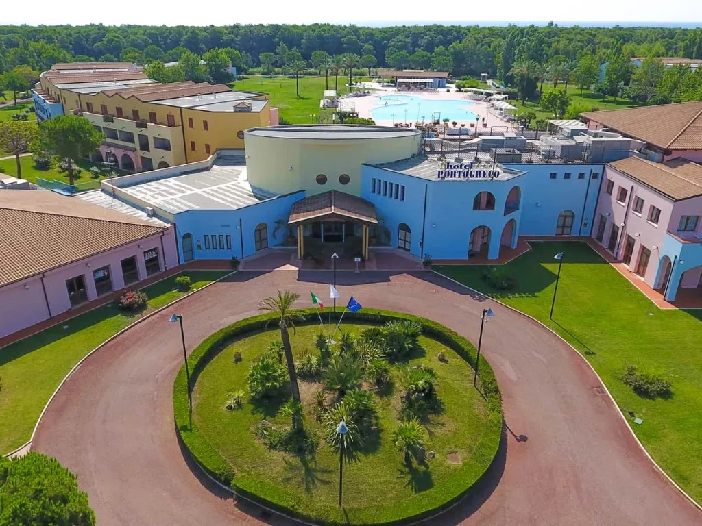 Vista aerea dell'Hotel Portogreco con ingresso, giardino e piscina