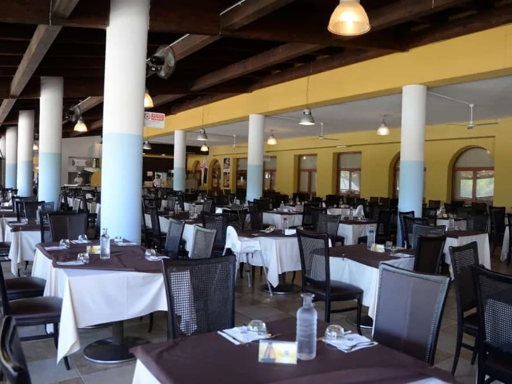Sala ristorante con colonne bianche e azzurre e pareti gialle