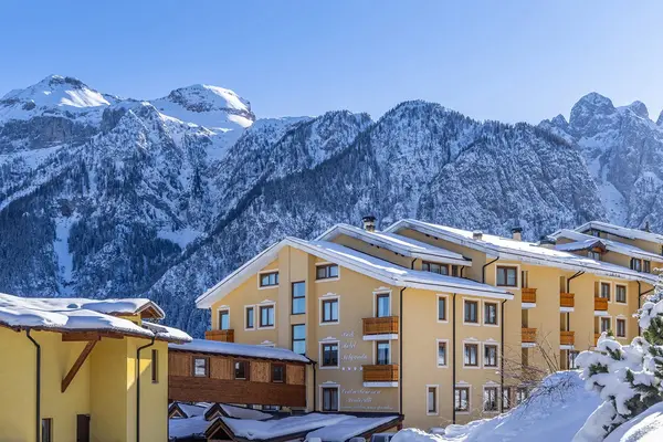 Vista esterna del Park Hotel con tetti innevati e imponenti vette alpine innevate sullo sfondo