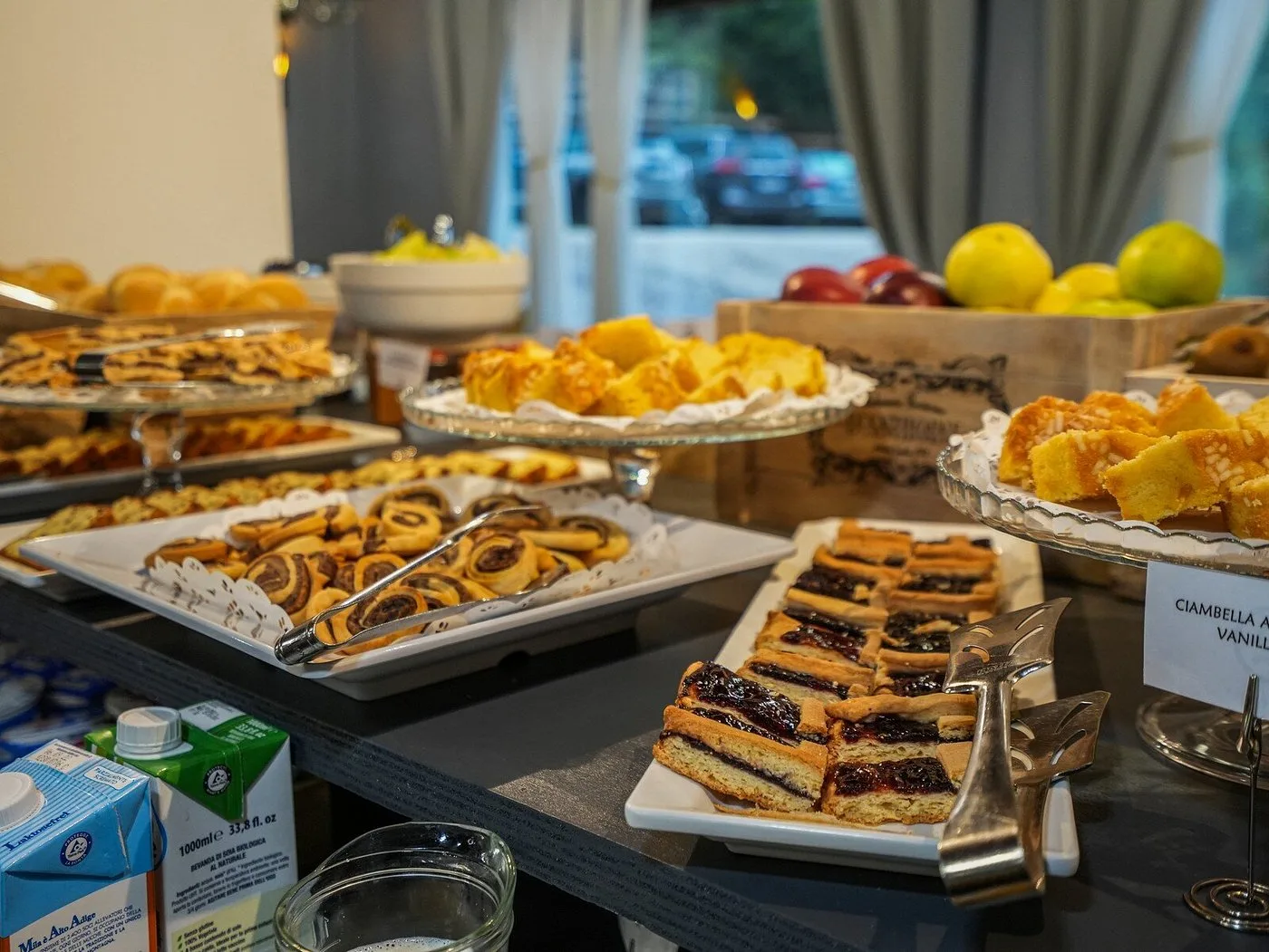 Buffet della colazione con dolci, crostate, brioche e frutta fresca