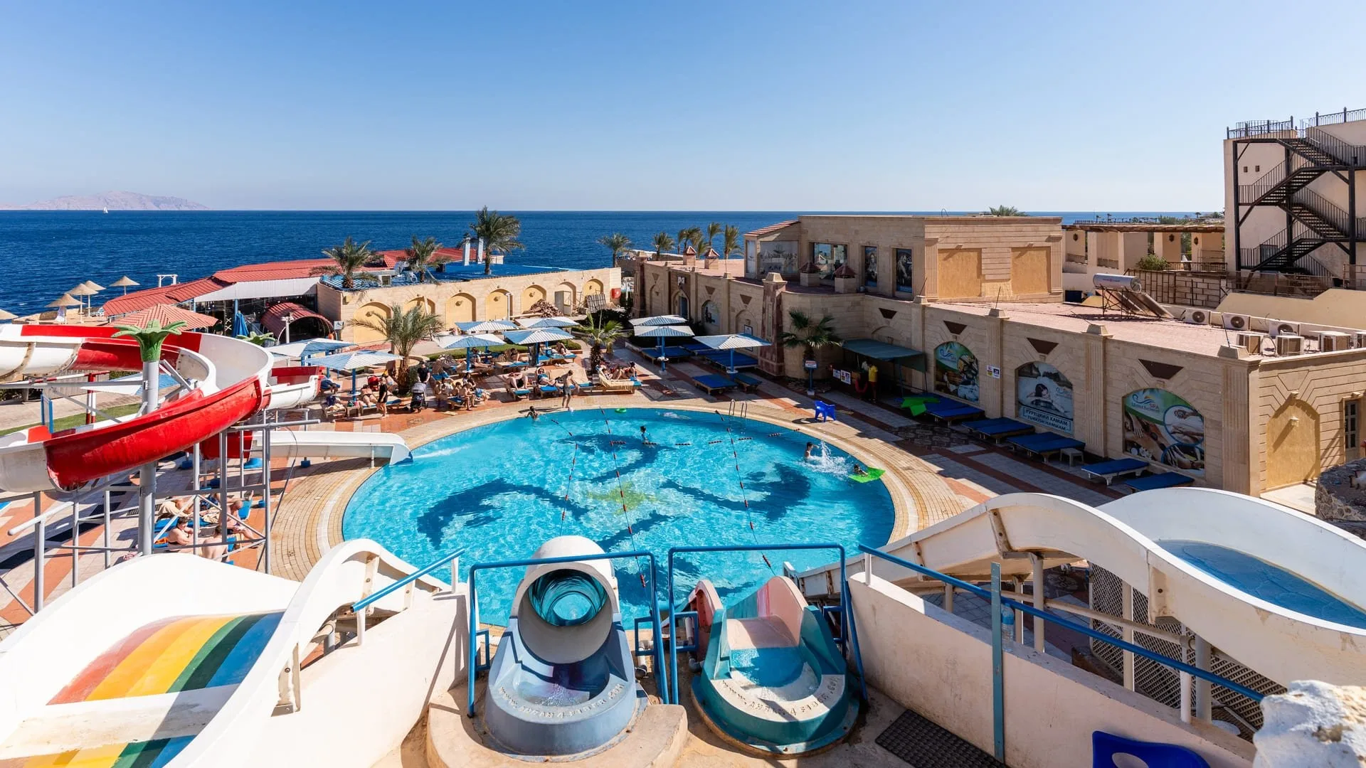 Parco acquatico con scivoli colorati e piscina panoramica affacciata sul mare