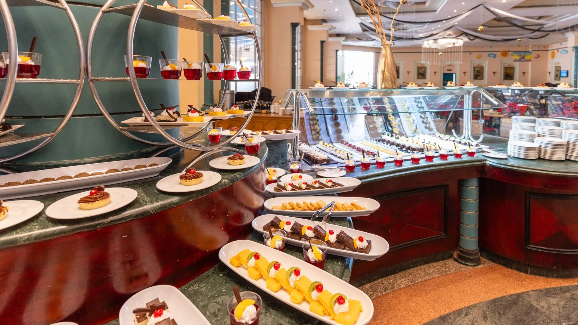Buffet di dolci e dessert variegati esposti su vassoi e piatti