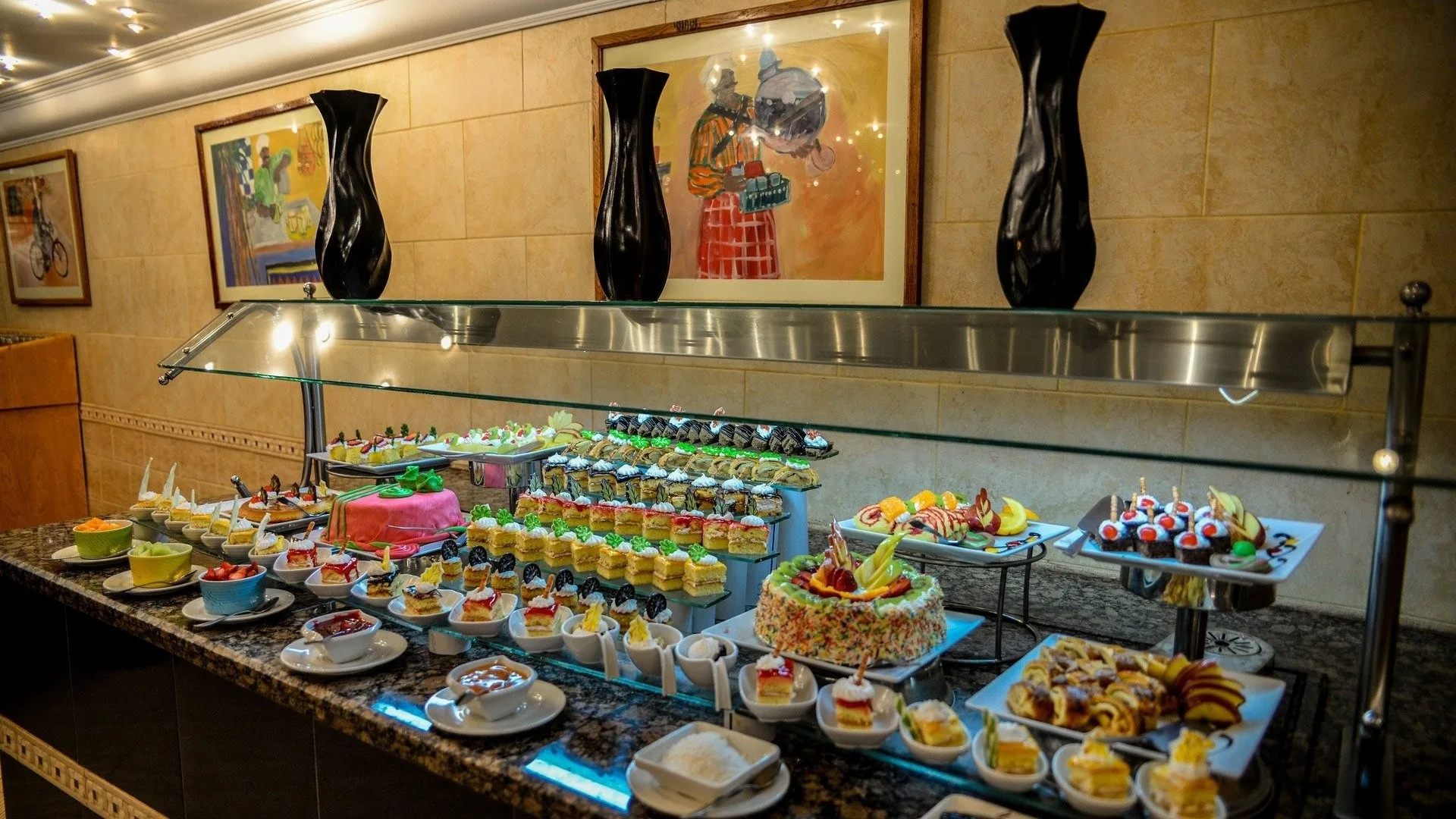 Buffet di dolci variegati con torte, pasticcini e frutta in un ristorante dell'hotel