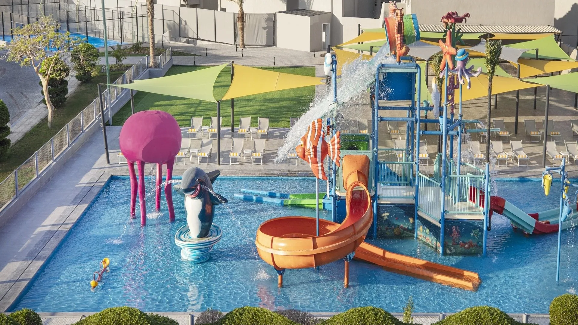 Vista dall'alto del parco acquatico per bambini con giochi a tema marino e scivoli