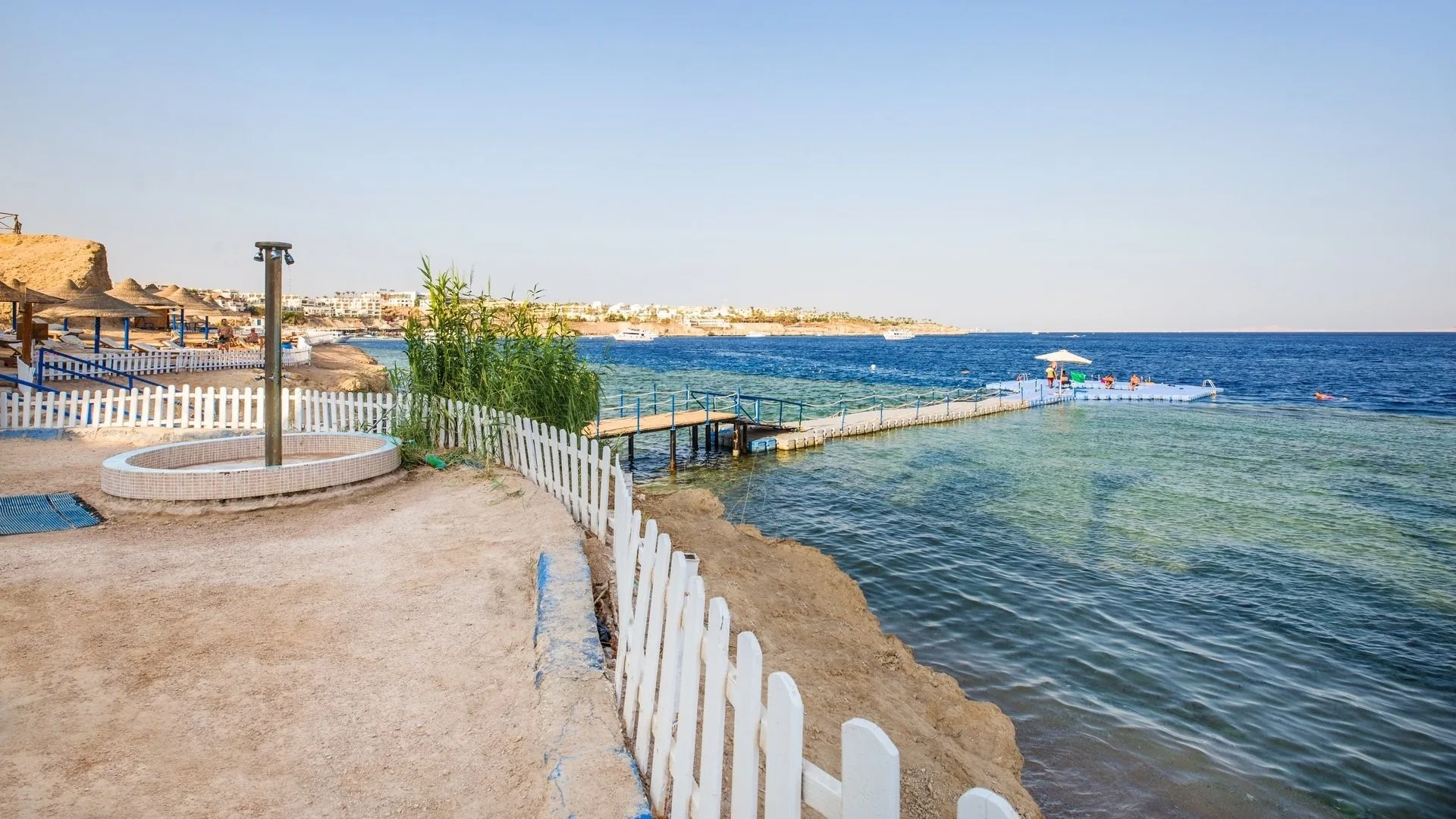 Spiaggia con pontile e area balneare recintata affacciata sul Mar Rosso