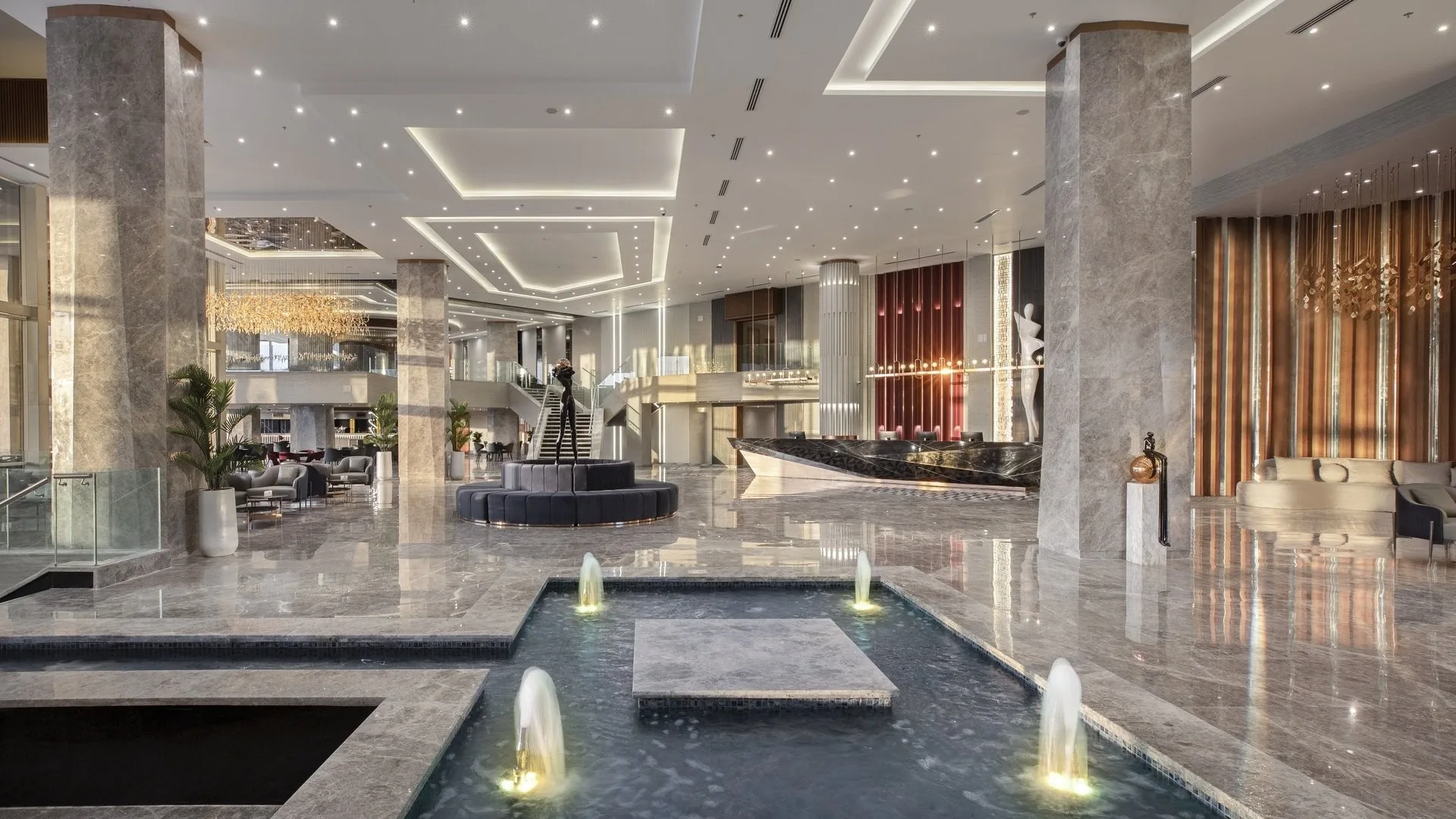 Spaziosa hall moderna con colonne in marmo, fontane e aree lounge raffinate