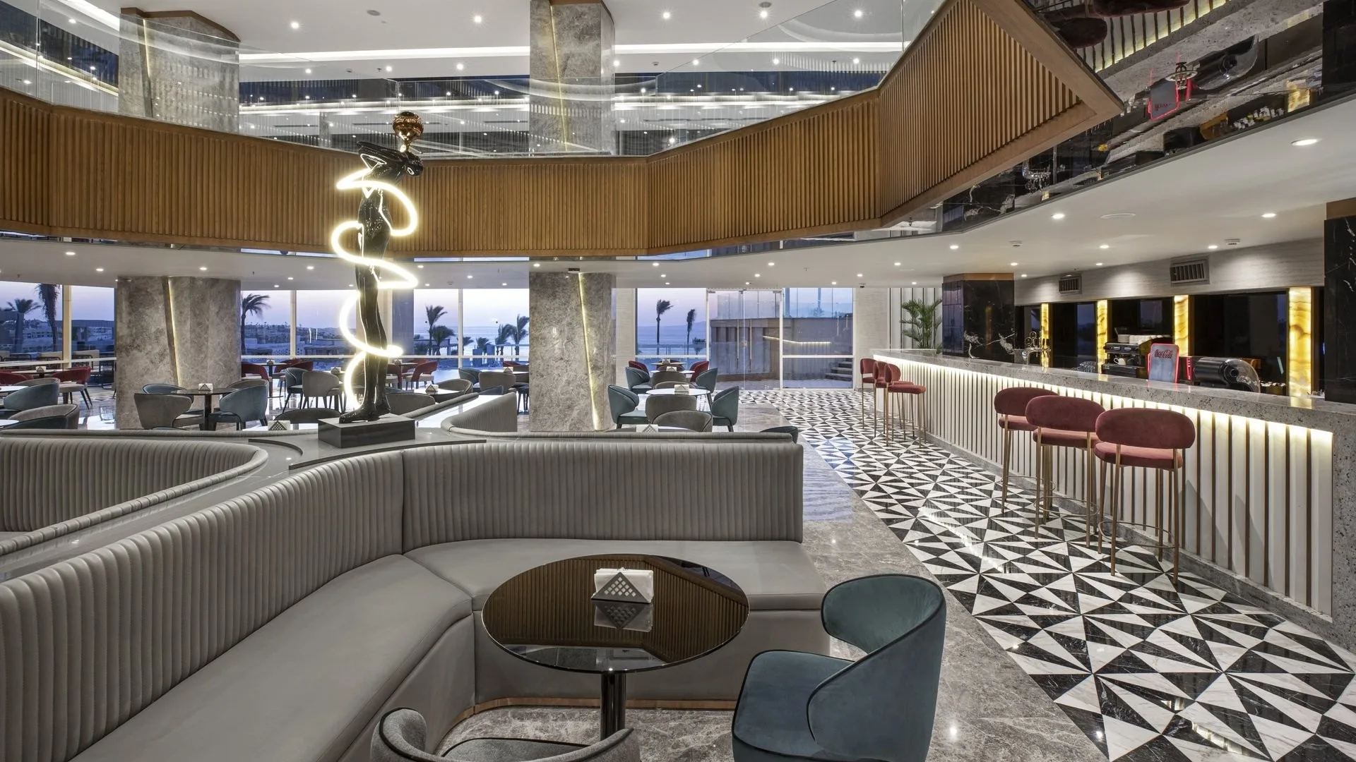 Bar elegante con sedute curve, pavimento geometrico e scultura illuminata
