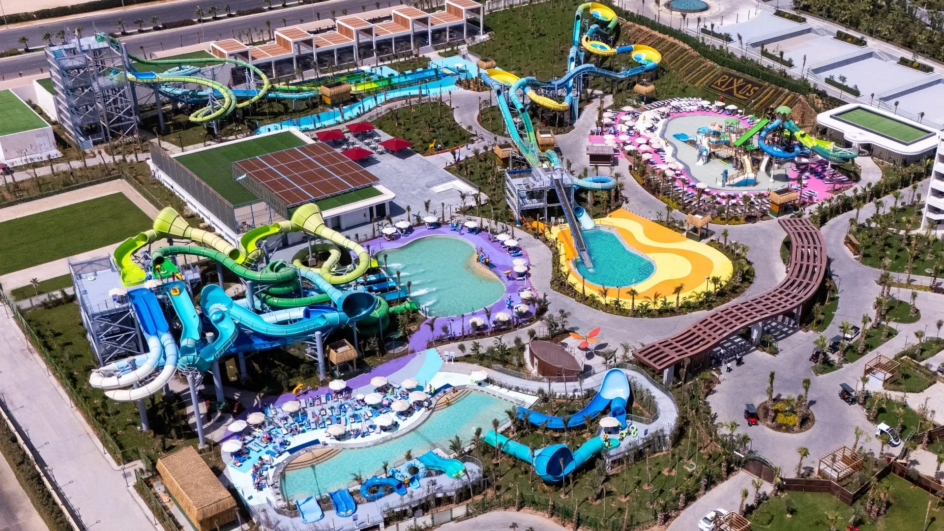 Vista aerea del grande parco acquatico con scivoli colorati e piscine