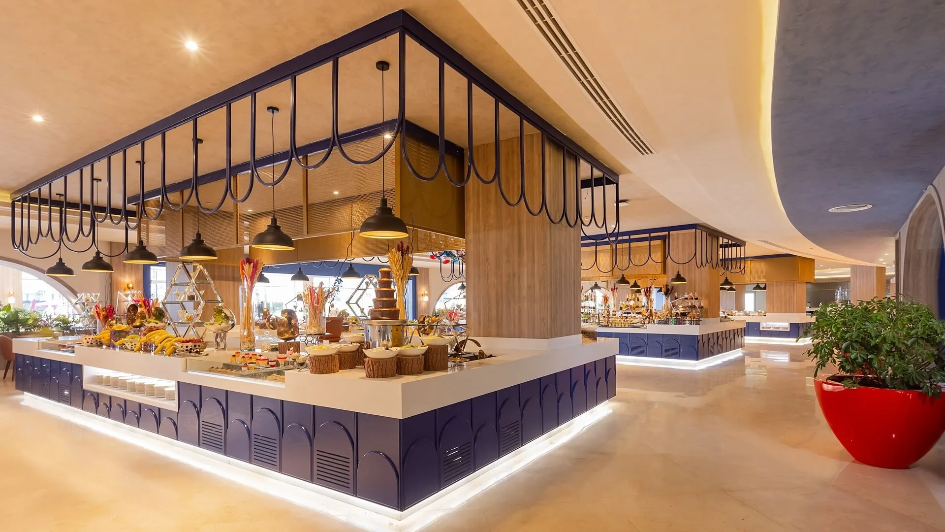 Buffet elegante con isola centrale, fontana di cioccolato e dettagli blu