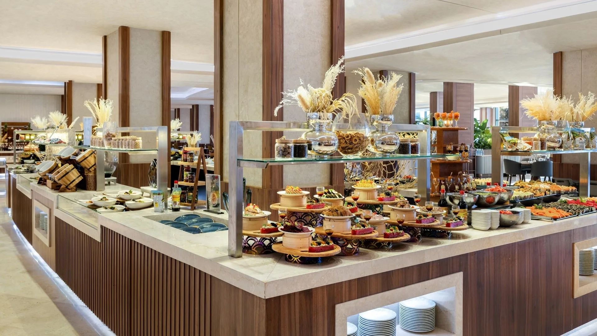 Dettaglio del buffet con piatti gourmet, antipasti e decorazioni floreali