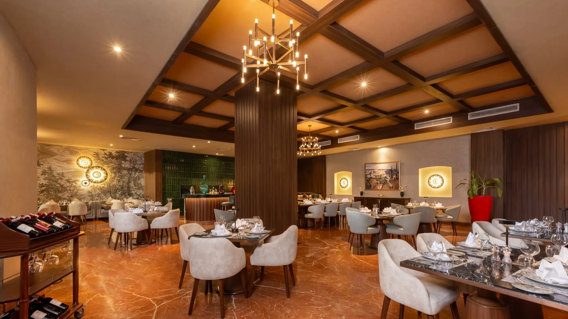 Ristorante elegante con lampadario, soffitto a cassettoni e pavimento in marmo