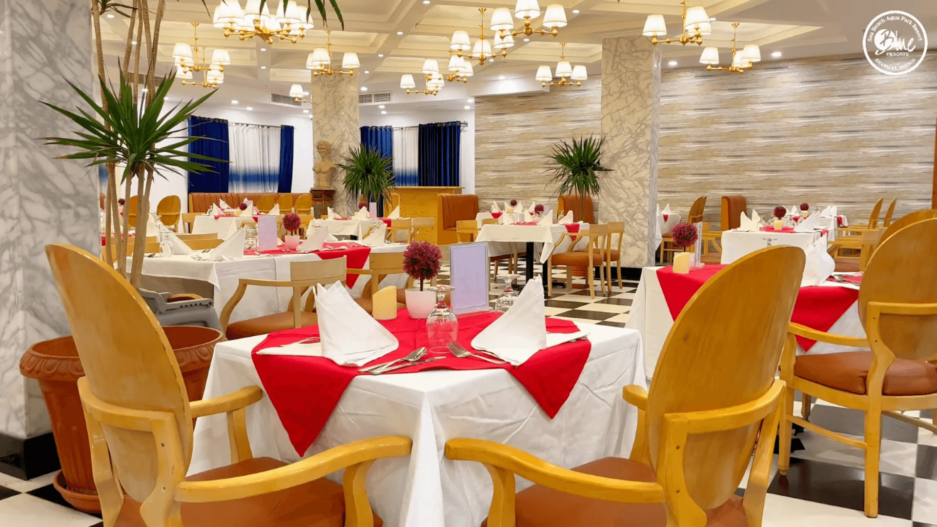Sala ristorante elegante con tovaglie bianche e rosse e pavimento a scacchi