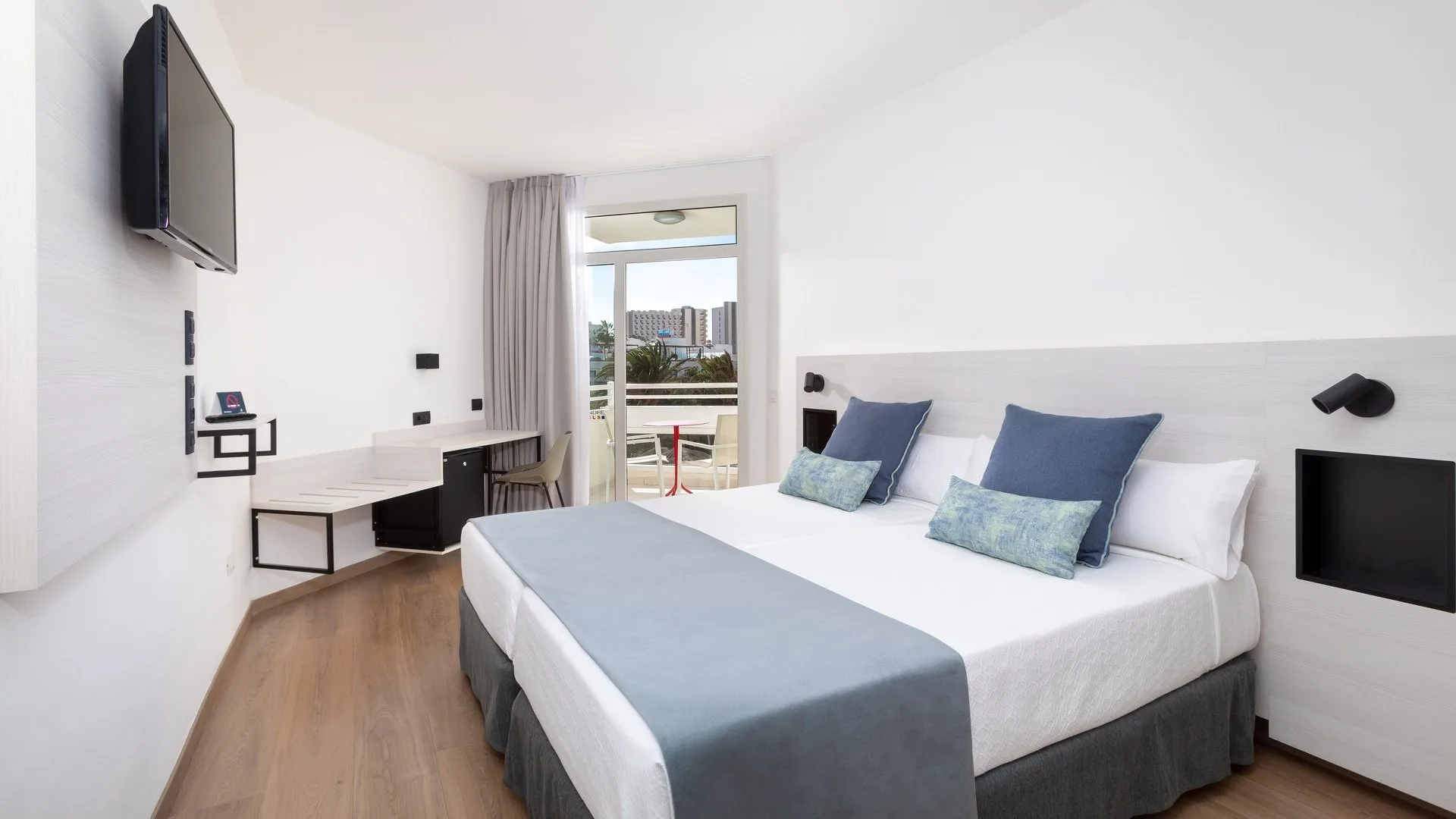 Camera con letto matrimoniale, TV a parete e balcone con vista