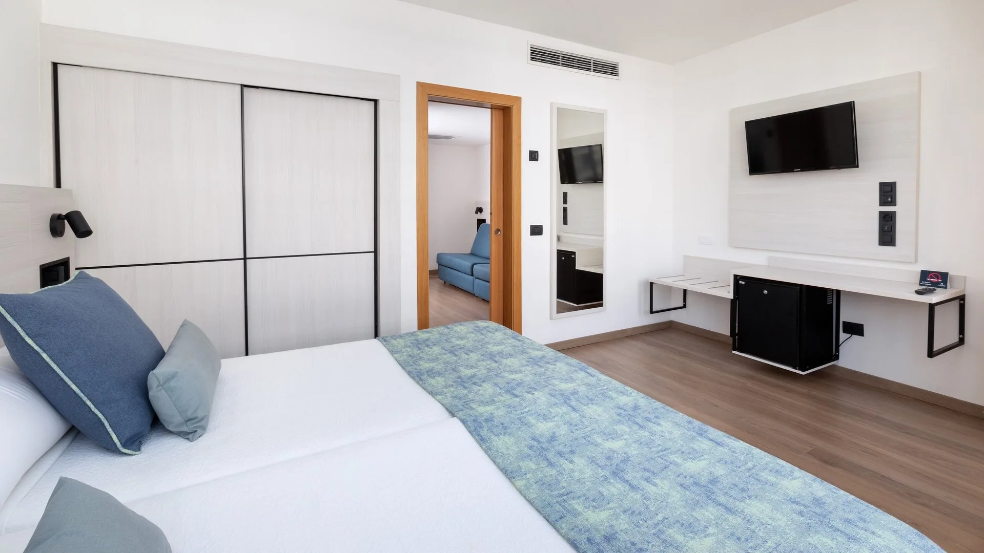 Camera comunicante con letto matrimoniale, TV a parete e scrivania