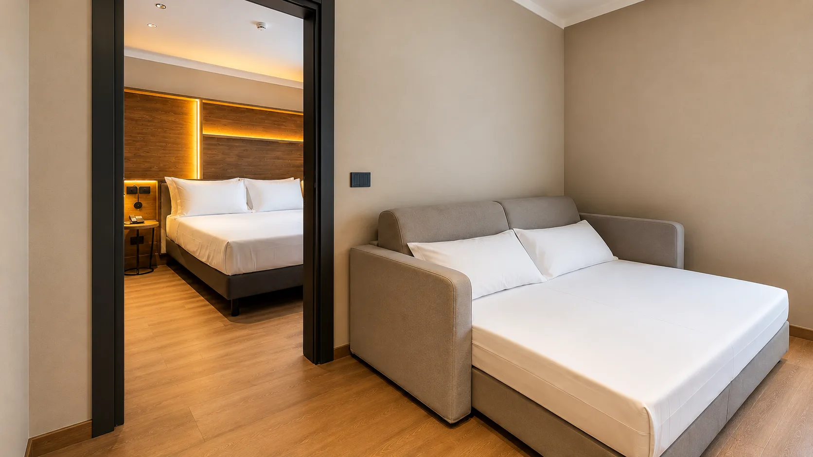 Suite con camera matrimoniale e divano letto aggiuntivo in ambiente moderno