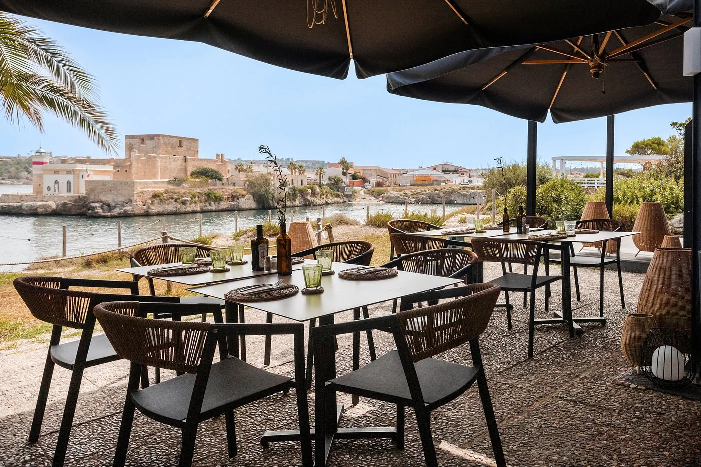 Terrazza ristorante con vista sul mare e antico castello
