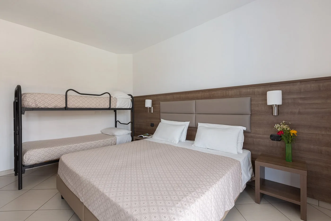 Camera familiare con letto matrimoniale e letto a castello, arredo in legno