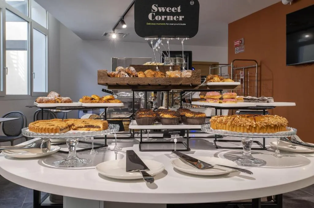 Buffet dolci Sweet Corner con torte, cornetti e muffin