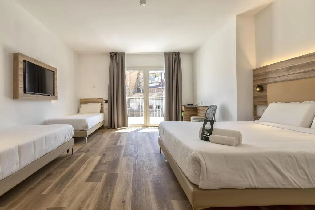 Camera tripla con letto matrimoniale, letto singolo, TV e balcone