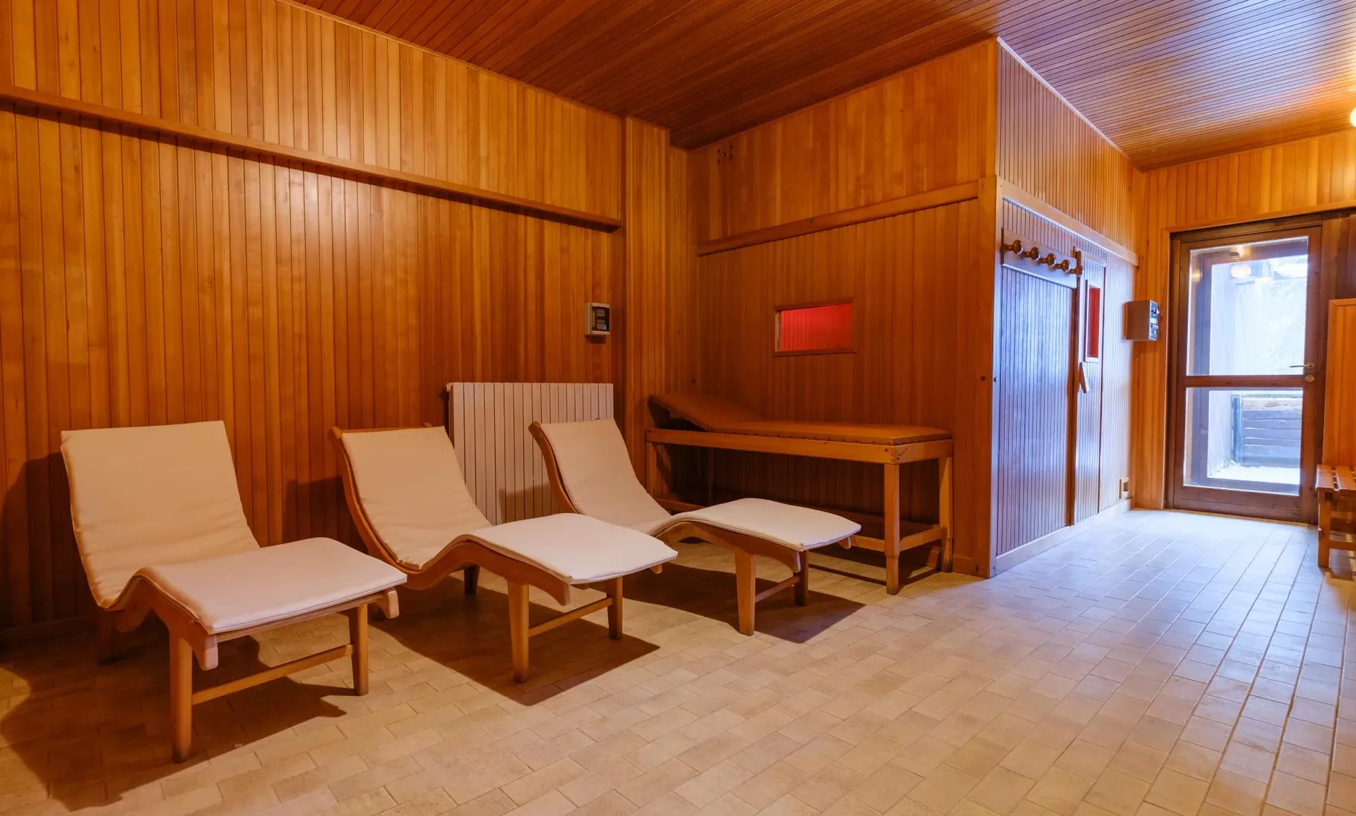 Area relax in legno con lettini e sauna a infrarossi
