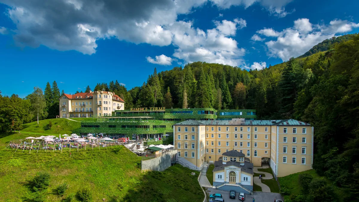 Vista panoramica del complesso termale Rimske Terme con terrazza esterna