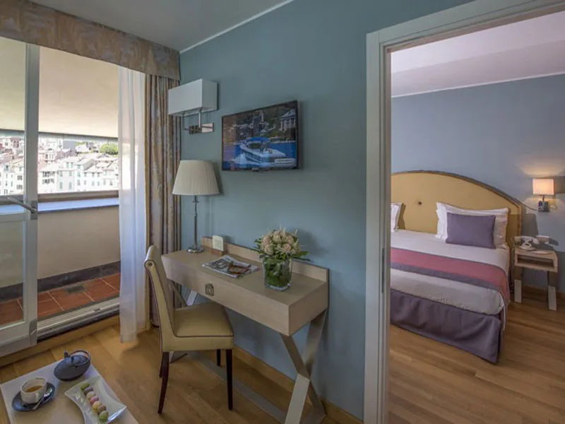 Suite con scrivania, balcone e camera da letto comunicante in toni pastello