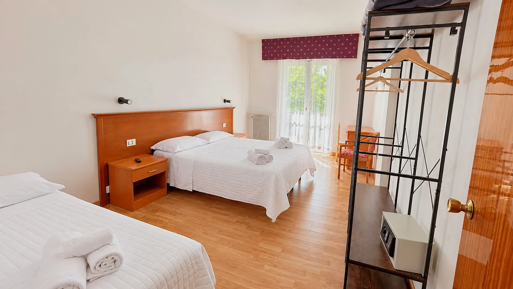Camera con letto matrimoniale e singolo, appendiabiti, cassaforte e parquet