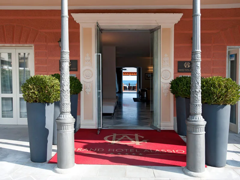 Ingresso del Grand Hotel Alassio con tappeto rosso e colonne decorate