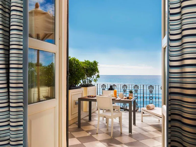Terrazza con tavolo per colazione e vista panoramica sul mare
