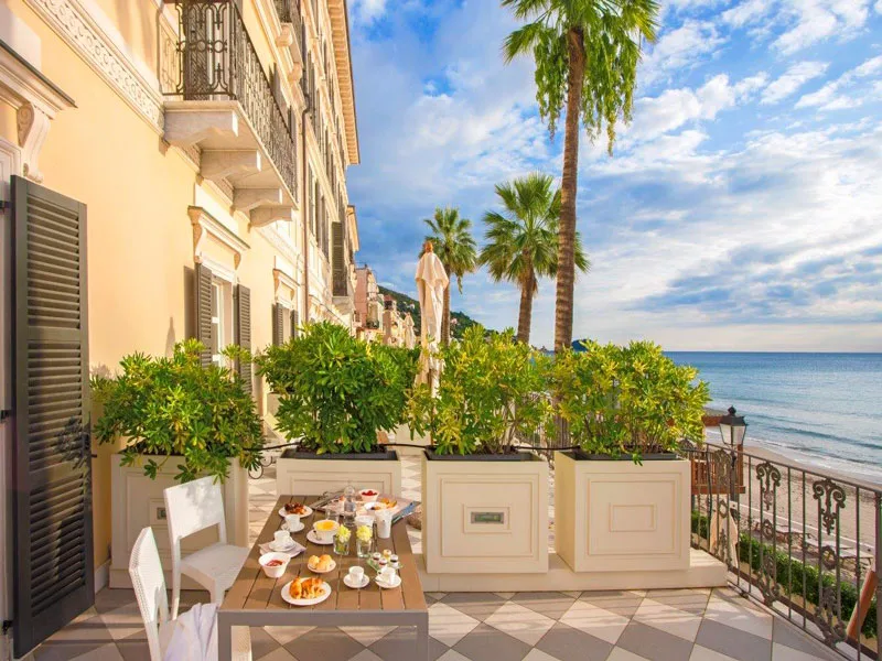 Terrazza dell'hotel con colazione servita e vista sulla spiaggia e mare