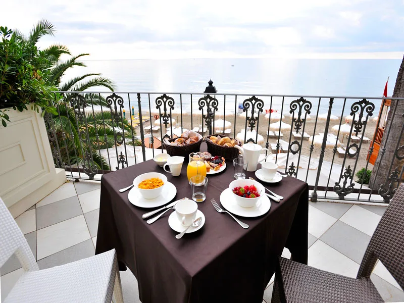 Colazione su balcone con vista sul mare e spiaggia attrezzata