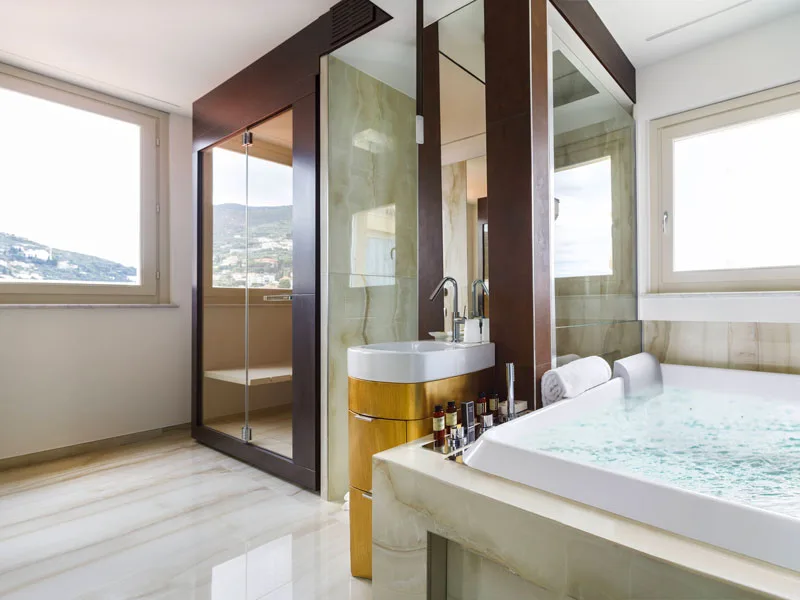 Bagno di lusso con vasca idromassaggio, sauna e vista panoramica