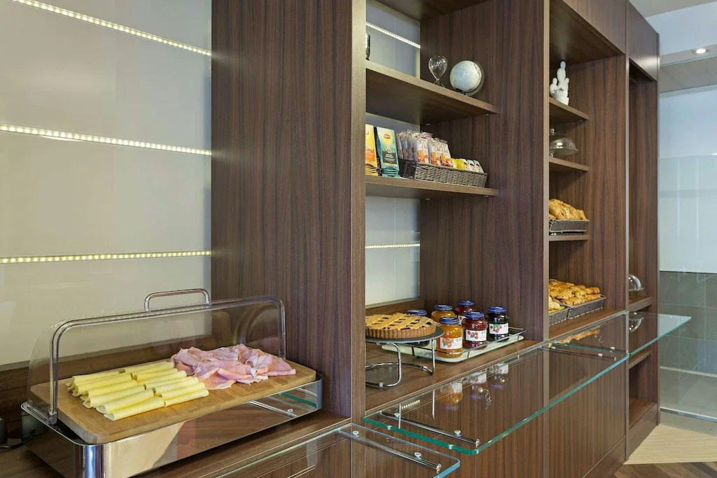 Buffet colazione con salumi, formaggi e marmellate su mobili in legno