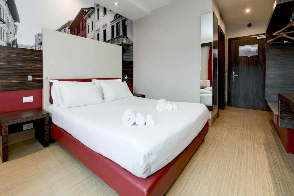 Camera matrimoniale con letto king size e decorazioni a parete