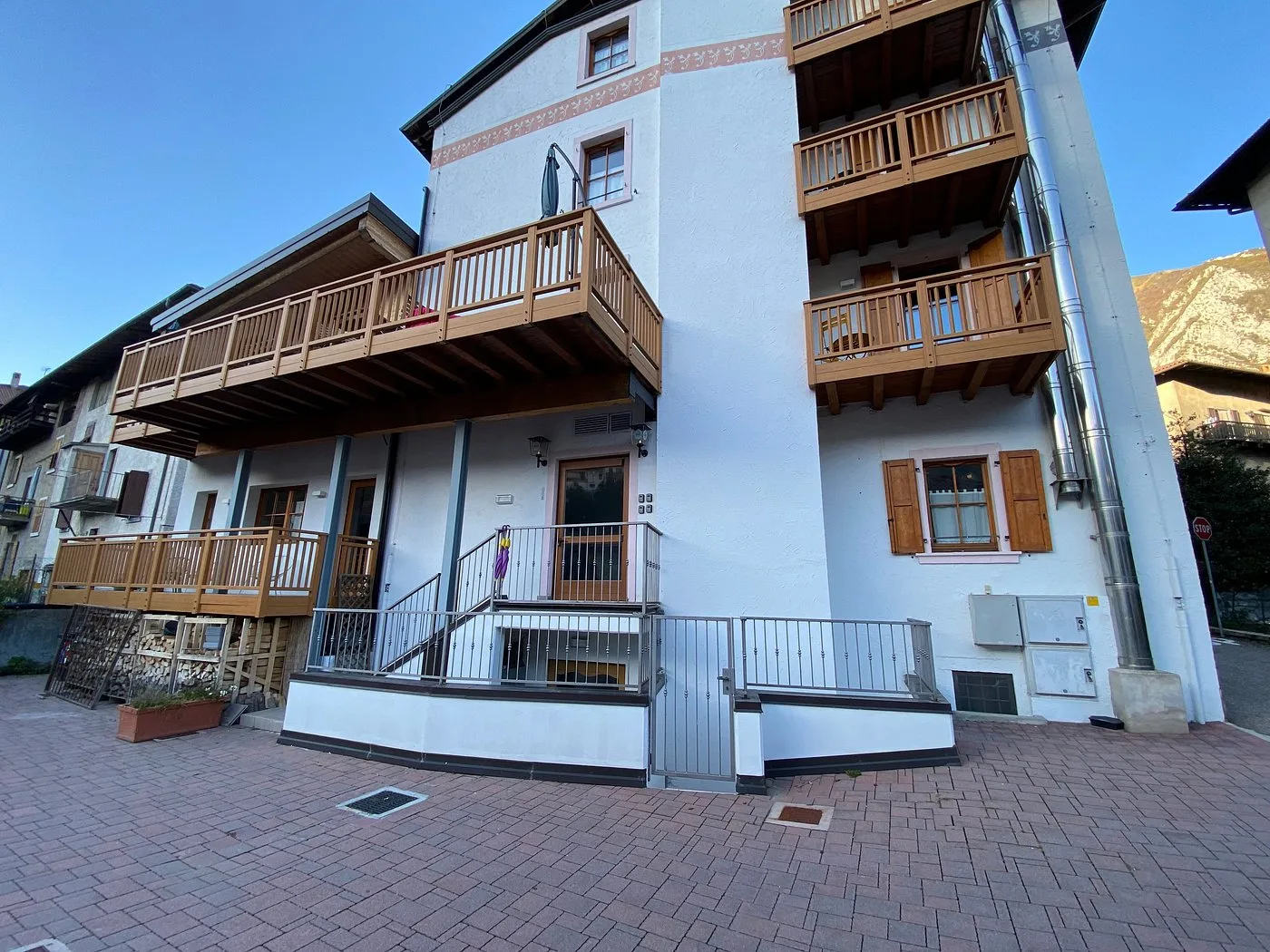 Cortile esterno dell'hotel con balconi in legno e pavimentazione in mattoni