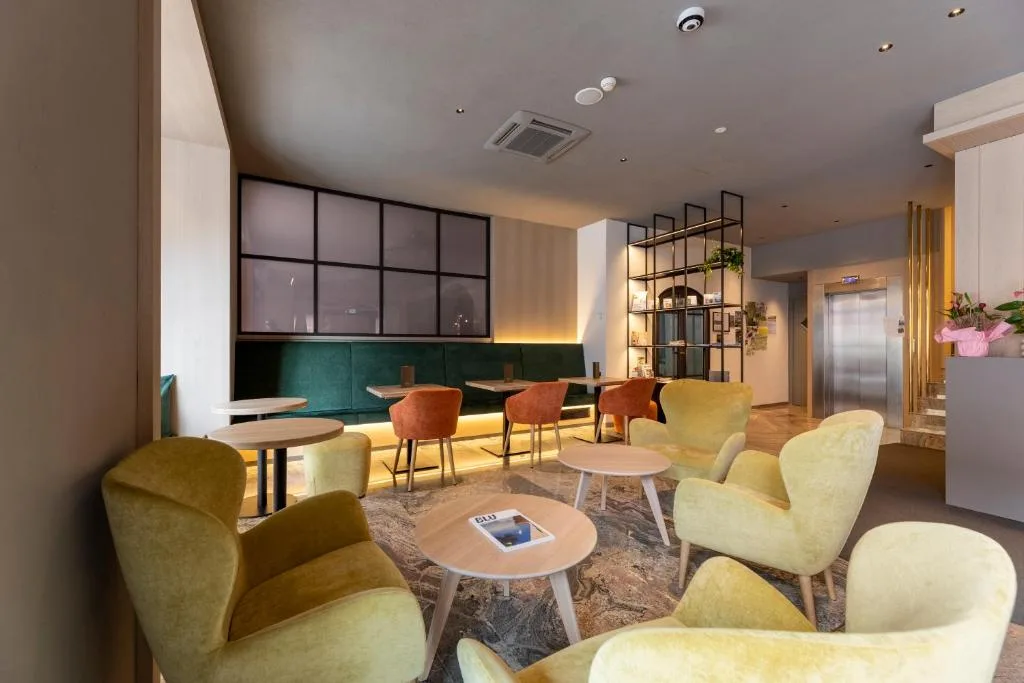 Sala relax con poltrone gialle, sedute e arredo di design